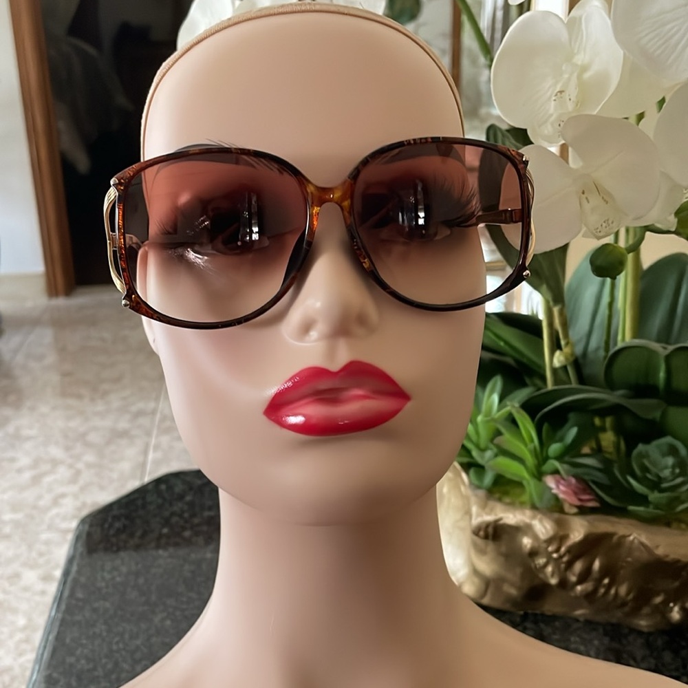 Authentic Large Frame Sunglasses Dior. - Picture 15 of 16